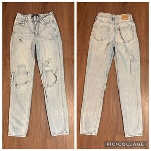 Hollister 000 R Ultra High-Rise Mom Jeans